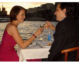Paris Seine Marina Crociera con cena a bordo Romantic (ore 21.00)