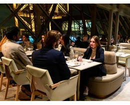 Pranzo alla Torre Eiffel restaurant "Madame Brasserie"